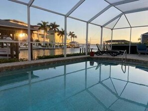 Een verwarmd zwembad