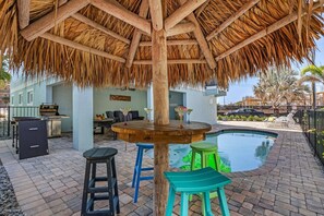 Outdoor dining - Ocean view, Tiki, Heated Pool, Game Room - The Seahorse - Roelens (Fort Myers Beach)