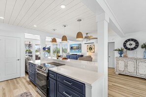 Fridge, microwave, oven, stovetop - Boating Enthusiasts, Walk to the Beach, Heated Pool - The Corner cottage - Roelens (Fort Myers Beach)