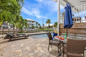 Outdoor dining - Boating Enthusiasts, Walk to the Beach, Heated Pool - The Corner cottage - Roelens (Fort Myers Beach)