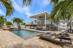A heated pool - Boating Enthusiasts, Walk to the Beach, Heated Pool - The Corner cottage - Roelens (Fort Myers Beach)