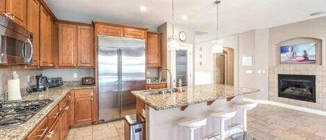 Réfrigérateur, four à micro-ondes, un four, surface de cuisson