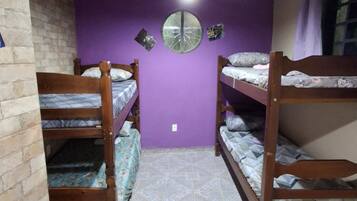 2 quartos, cofres nos quartos, ferros/tábuas de passar roupa