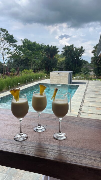 Relax in Paradise, Stunning 4-Bedroom Home with Pool, Yard, WiFi & AC in Venecia