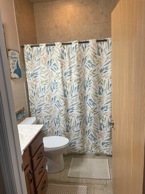 Dusche, Handtücher, Seife, Toilettenpapier