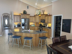 Fridge, microwave, oven, stovetop - Three Bedroom Lakefront in home in Quaint Lake Placid Florida (Lake Placid)