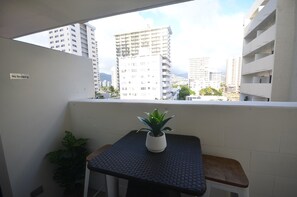 Outdoor dining - Kuhio Village 805A Waikiki Beach Renovated Mnt View (Honolulu)