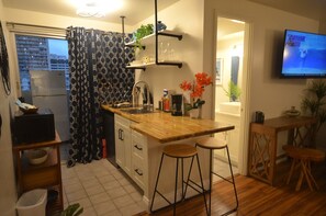 Refrigerador, microondas, cafetera y tetera y tostadora 