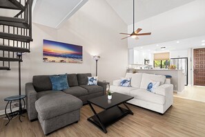 TV, books - 🏖️Fantastic Ocean & Golf Course Views | Close to Shopping & Beaches (Kailua Kona)