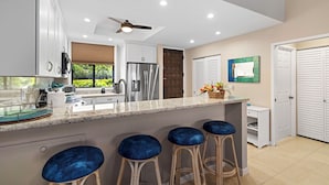 Coffee/tea maker, fridge, microwave, oven - 🏖️Ocean View Kona Condo w/ AC | Golf Course + Lanai (Kailua Kona)
