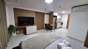 Luxury Double Room, Lake View | Hypo-allergenic bedding, free WiFi, bed sheets