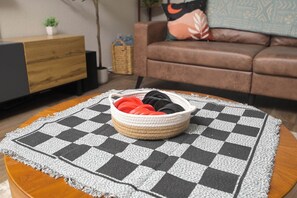 TV connectée, baby-foot, écrans d'ordinateur