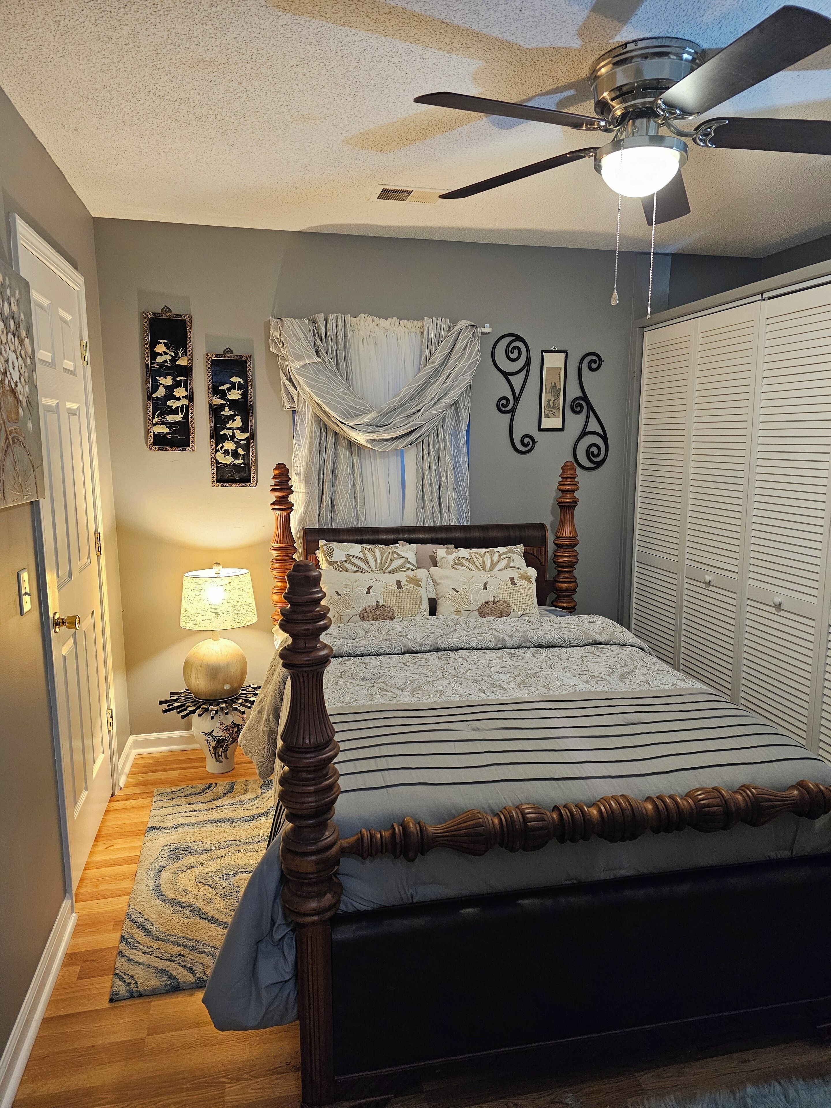 4 عدّة غرف نوم ومكواة/لوح كي وواي فاي وملاءات أسرّة