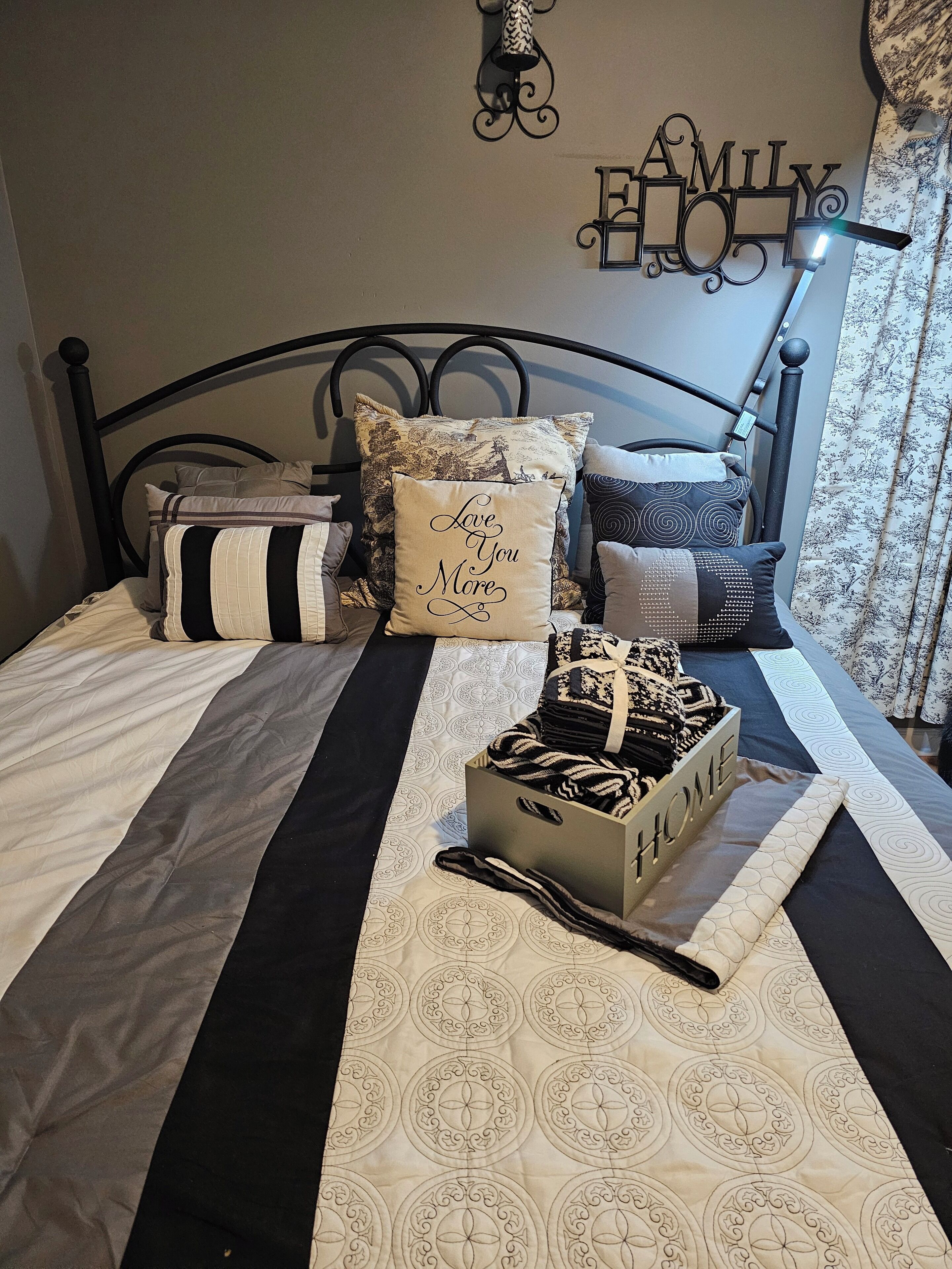 4 عدّة غرف نوم ومكواة/لوح كي وواي فاي وملاءات أسرّة