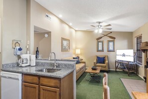 Un espacio habitable compacto con kitchenette, zona de comedor y área de estar.