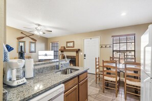 Fridge, microwave, oven, stovetop - Table Rock Access-2 Bed Bungalow w Free Silver Dollar City Tickets-Ozarks Views-Pickleball-Cmty Pool (Kimberling City)