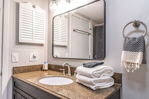 Secadora de cabello, toallas, jabón, papel de baño 