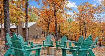 Outdoor pool! Cozy 2BR Bungalow near Table Rock Lake, Pickleball, & Free Attraction Tickets