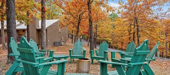 Outdoor pool! Cozy 2BR Bungalow near Table Rock Lake, Pickleball, & Free Attraction Tickets
