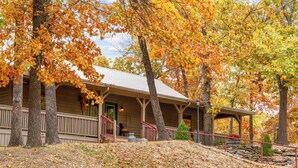 Unclassified image, 4 of 79, button - Charming 2 Bedroom Lake Access Bungalow with Outdoor pool,Boat Slip & Free Attraction Tickets (Kimberling City)