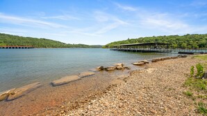 Unclassified image, 3 of 79, button - Charming 2 Bedroom Lake Access Bungalow with Outdoor pool,Boat Slip & Free Attraction Tickets (Kimberling City)