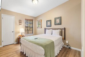 2 bedrooms, free WiFi, bed sheets - Dog Friendly Bungalow w Free Tickets-Lake Access-Cmty Outdoor Pool-Mini Golf (Kimberling City)