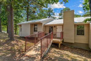 Exterior - Dog Friendly Bungalow w Free Tickets-Lake Access-Cmty Outdoor Pool-Mini Golf (Kimberling City)