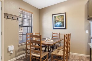 Dining - Dog Friendly Bungalow w Free Tickets-Lake Access-Cmty Outdoor Pool-Mini Golf (Kimberling City)