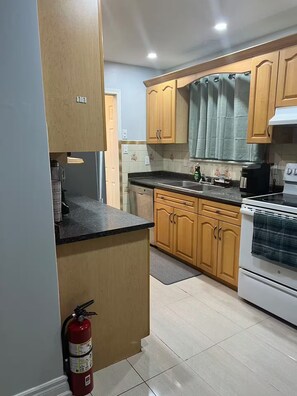 Private kitchen - Home away from Home-YYZ Airport (Mississauga)
