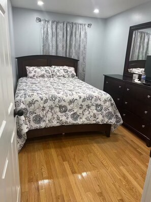 3 bedrooms, iron/ironing board, WiFi, bed sheets - Home away from Home-YYZ Airport (Mississauga)