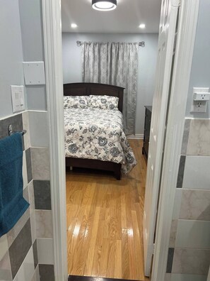 3 bedrooms, iron/ironing board, WiFi, bed sheets - Home away from Home-YYZ Airport (Mississauga)