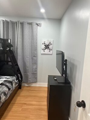 3 bedrooms, iron/ironing board, WiFi, bed sheets