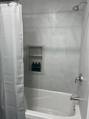 Dusche, Haartrockner, Handtücher, Seife