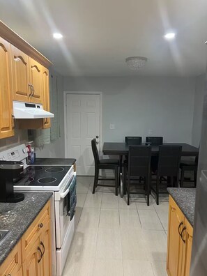 Private kitchen - Home away from Home-YYZ Airport (Mississauga)