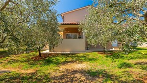 A building with a beige facade, a tiled roof, and a small balcony. - Villa Veronika I by Villas Guide (Vinkuran)