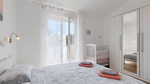 4 bedrooms, iron/ironing board, free WiFi, bed sheets