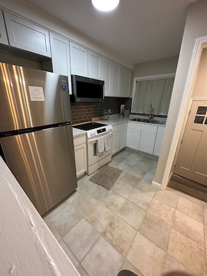 Private kitchen - Modern 3-bedroom house with WiFi and AC in North Rosedale Park  (Detroit)