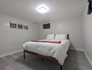 3 bedrooms, iron/ironing board, free WiFi, bed sheets - Charming 3-bedroom private basement apartment with WiFi, AC in enchanting Ogden. (Ogden)