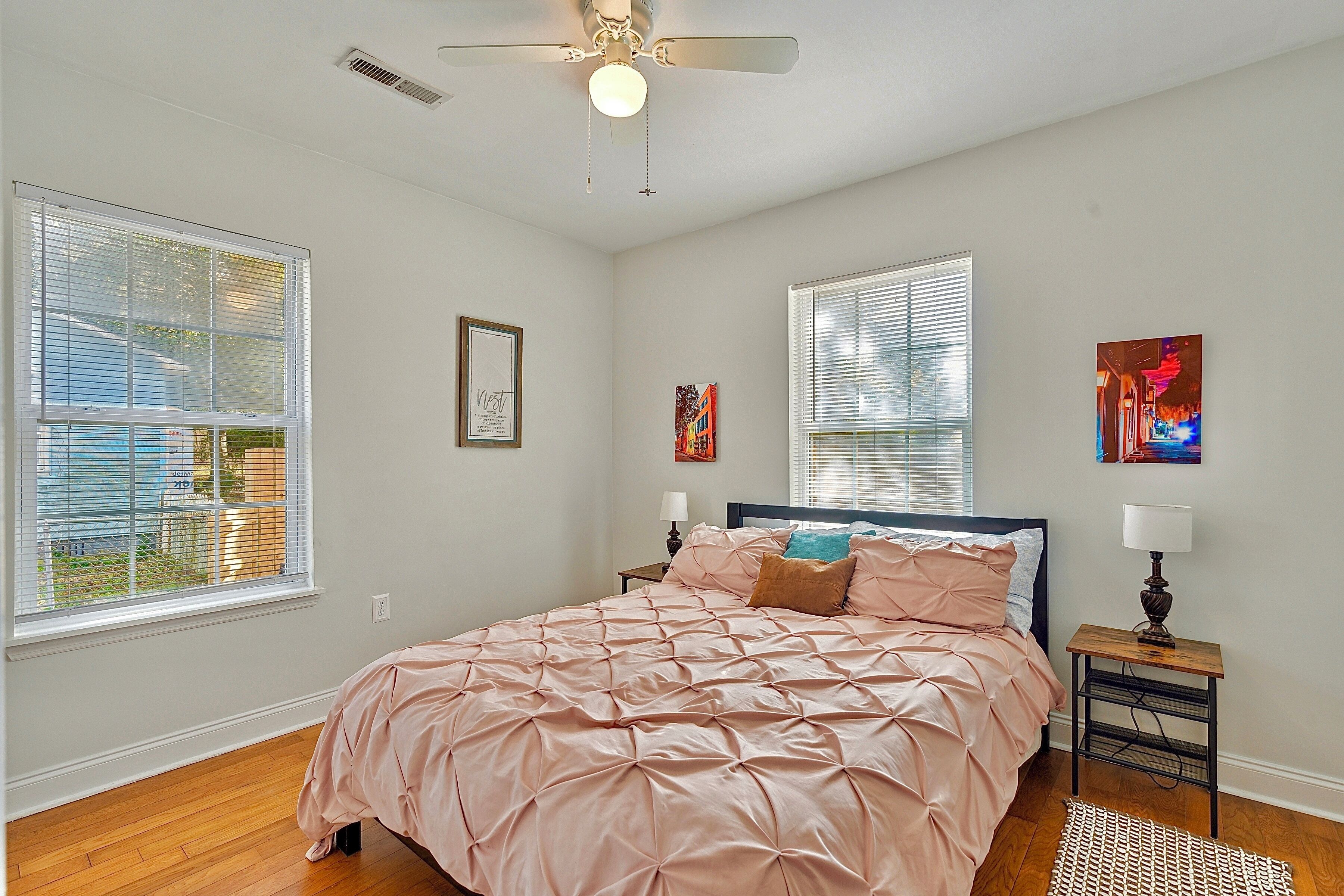 2 habitaciones, escritorio y tabla de planchar con plancha 