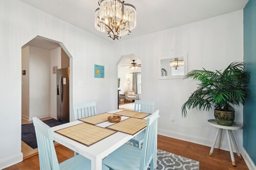 Salty Breeze Bungalow: located near beaches, downtown, coliseum, riverfront park