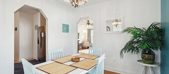 Salty Breeze Bungalow: located near beaches, downtown, coliseum, riverfront park