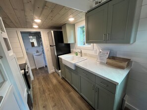 Microwave, oven, stovetop - Charming 2-bedroom farmhouse style tiny home in Rainier with Hot tub (Rainier)