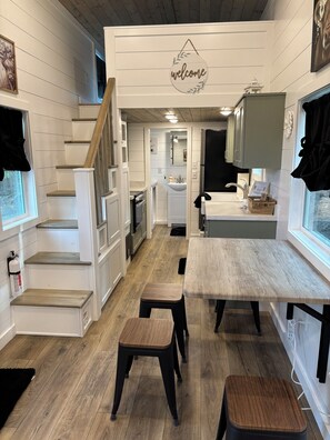 Microwave, oven, stovetop - Charming 2-bedroom farmhouse style tiny home in Rainier with Hot tub (Rainier)