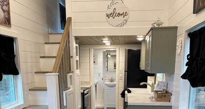 Charming 2-bedroom farmhouse style tiny home in Rainier with Hot tub