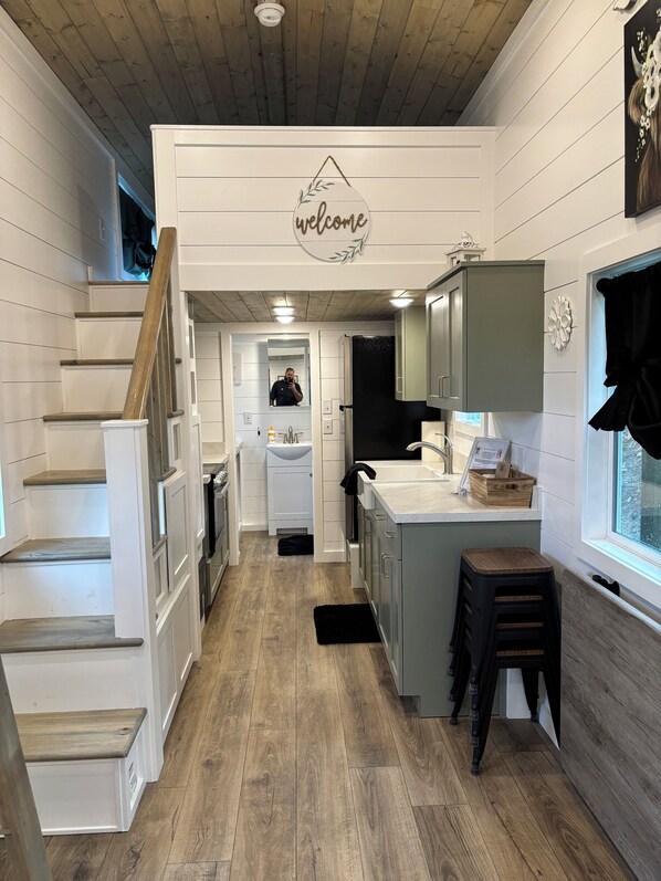 Interior - Charming 2-bedroom farmhouse style tiny home in Rainier with Hot tub (Rainier)