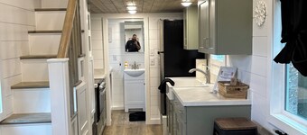 Charming 2-bedroom farmhouse style tiny home in  Rainier with Hot tub