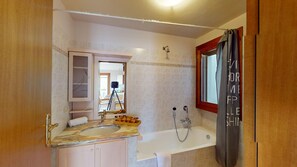 Bruser, hårtørrer, bidet, håndklæder