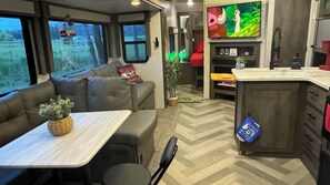 Smart-TV, Kamin, Stereoanlage