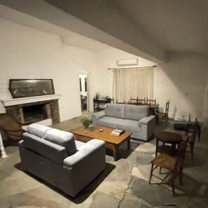 Smart TV, fireplace - Spacious 4-bedroom house with WiFi, AC in amazing Punta del Este (Punta del Este)