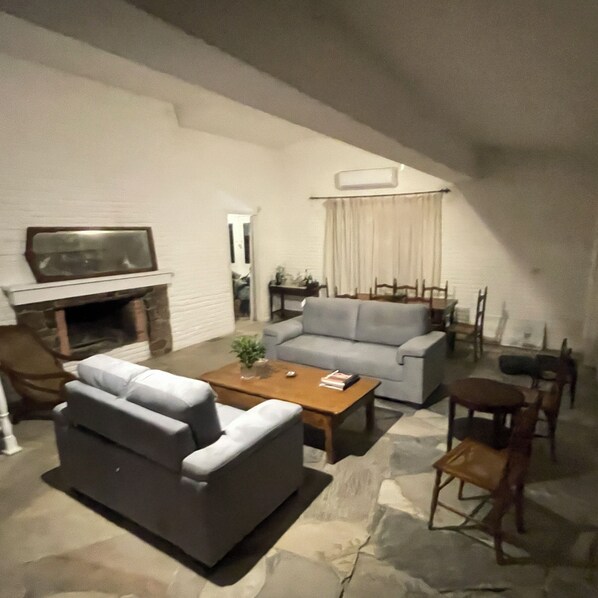 Smart TV, fireplace - Spacious 4-bedroom house with WiFi, AC in amazing Punta del Este (Punta del Este)